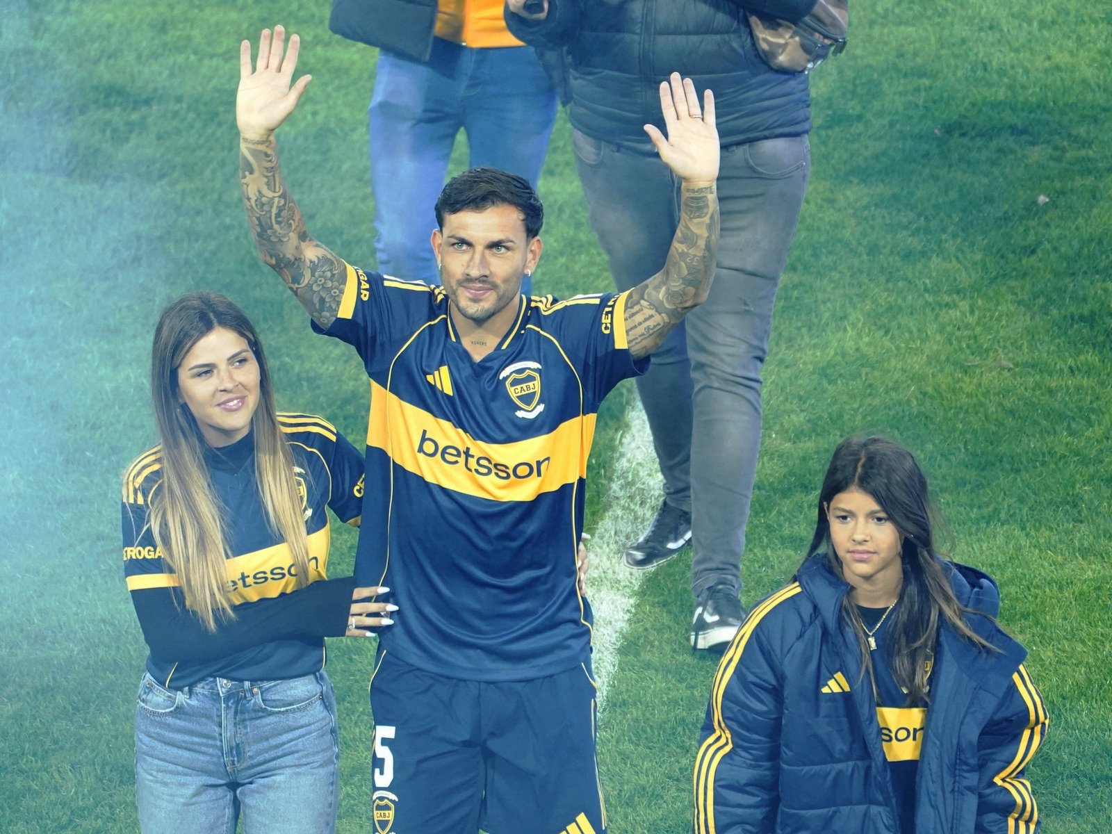 Leandro Paredes volvió a Boca y se emocionó frente a una Bombonera con 50 mil hinchas que renovaron la ilusión