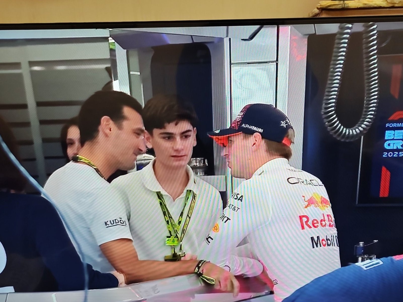 Lionel Scaloni se mostró junto a su hijo en el paddock y dialogó con Max Verstappen