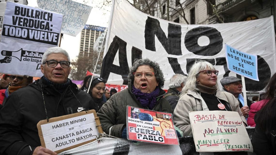 Marcha de jubilados hasta Casa Rosada: represión y despliegue policial bajo el protocolo antipiquetes