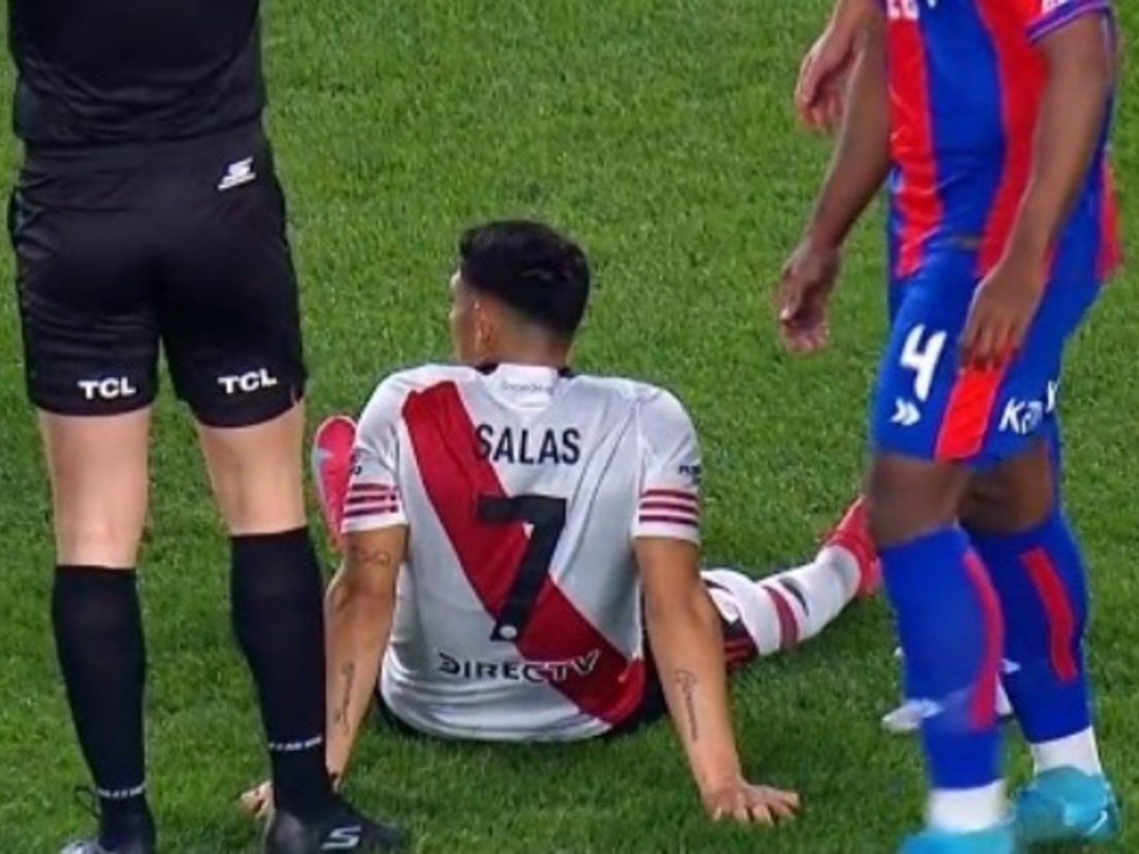 Maxi Salas salió con una molestia en la rodilla