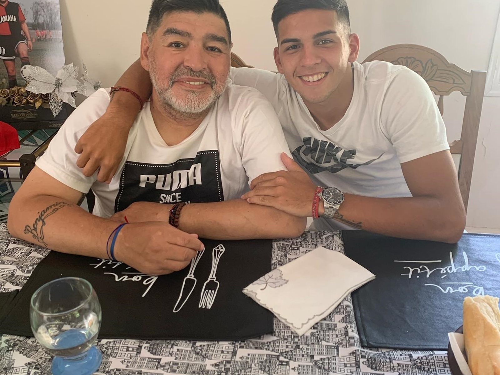 “Me pedía que le sacara el escudo de River a mis videos”