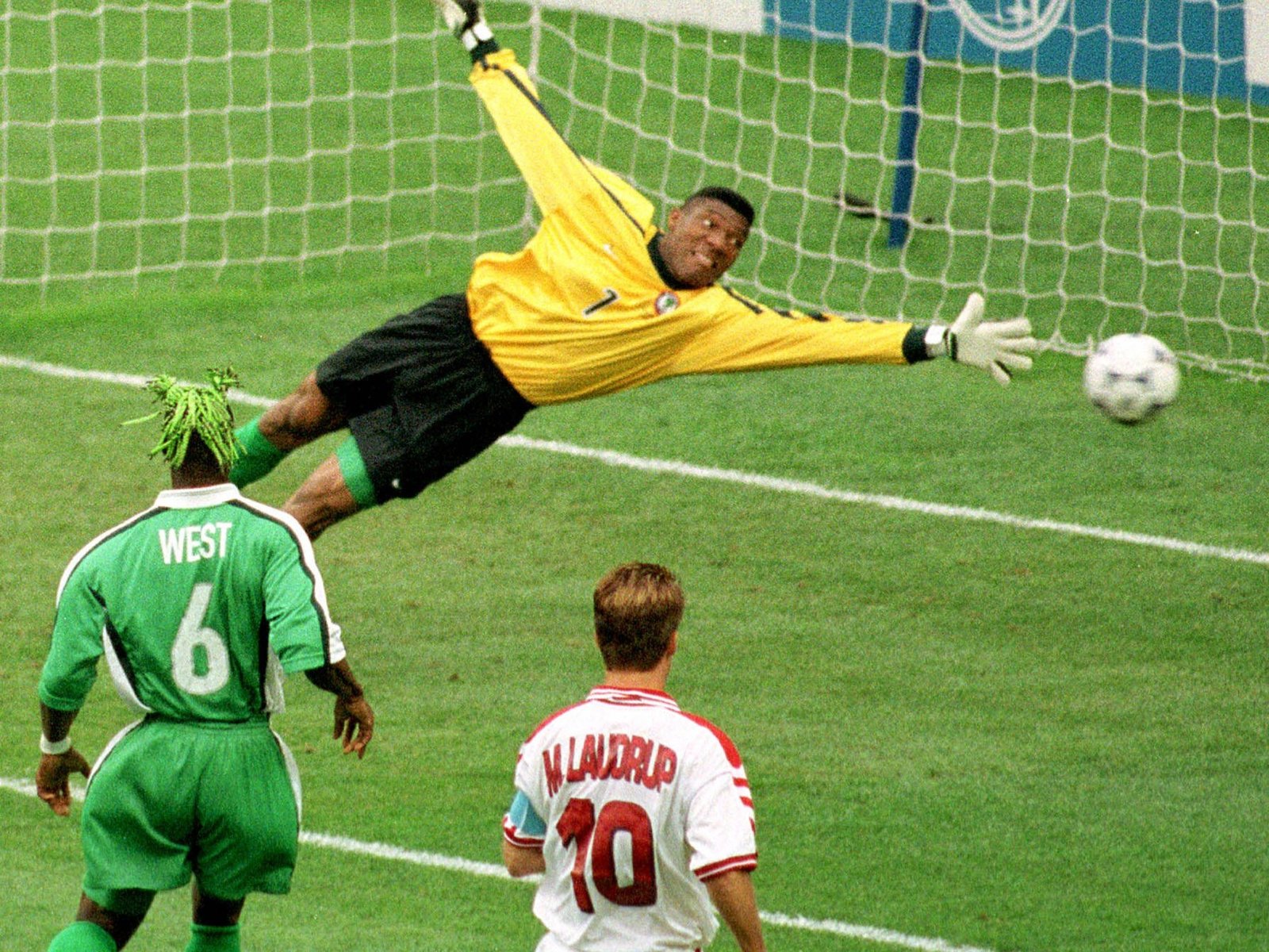 Murió Peter Rufai, el histórico arquero de Nigeria que no quiso ser rey y que enfrentó a Diego Maradona en su último partido en una Copa del Mundo