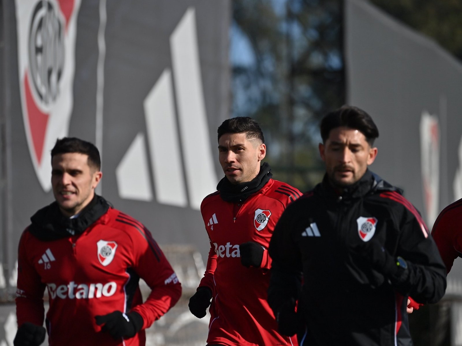 River volvió al trabajo con la ausencia de Mastantuono, a la espera de Salas y con Maher Carrizo en la mira