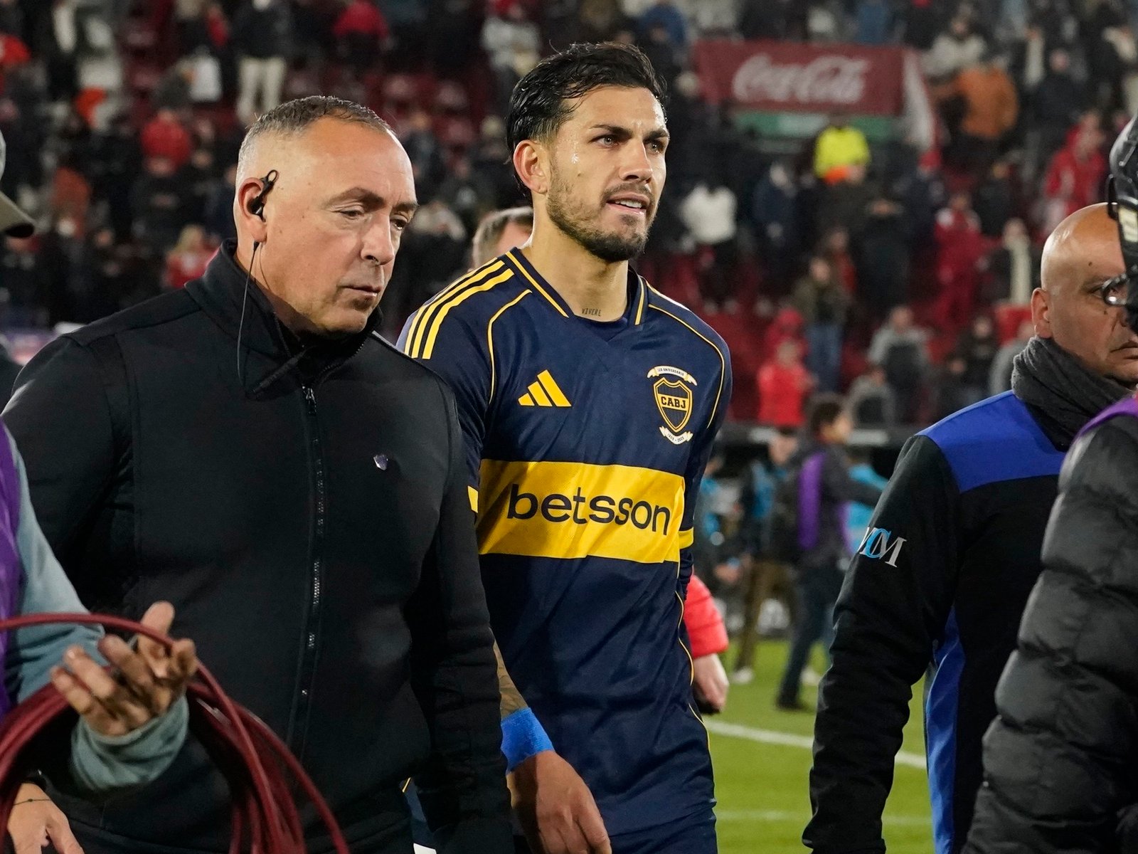 Russo tiene tres futbolistas por puesto pero no da con la receta para armar un equipo ganador