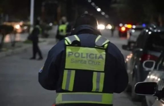 Santa Cruz: detuvieron a dos personas por el robo a una casilla municipal y secuestraron un auto