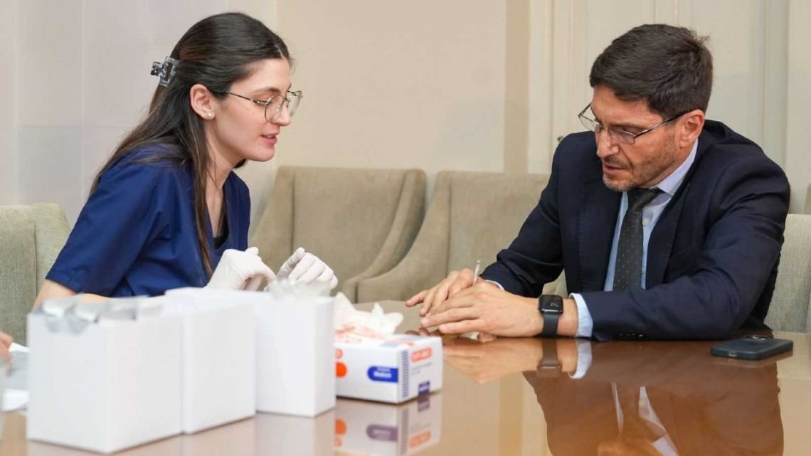 Santa Fe lanzó “narcotest” a políticos y policías: el gobernador Pullaro fue el primero en realizárselo