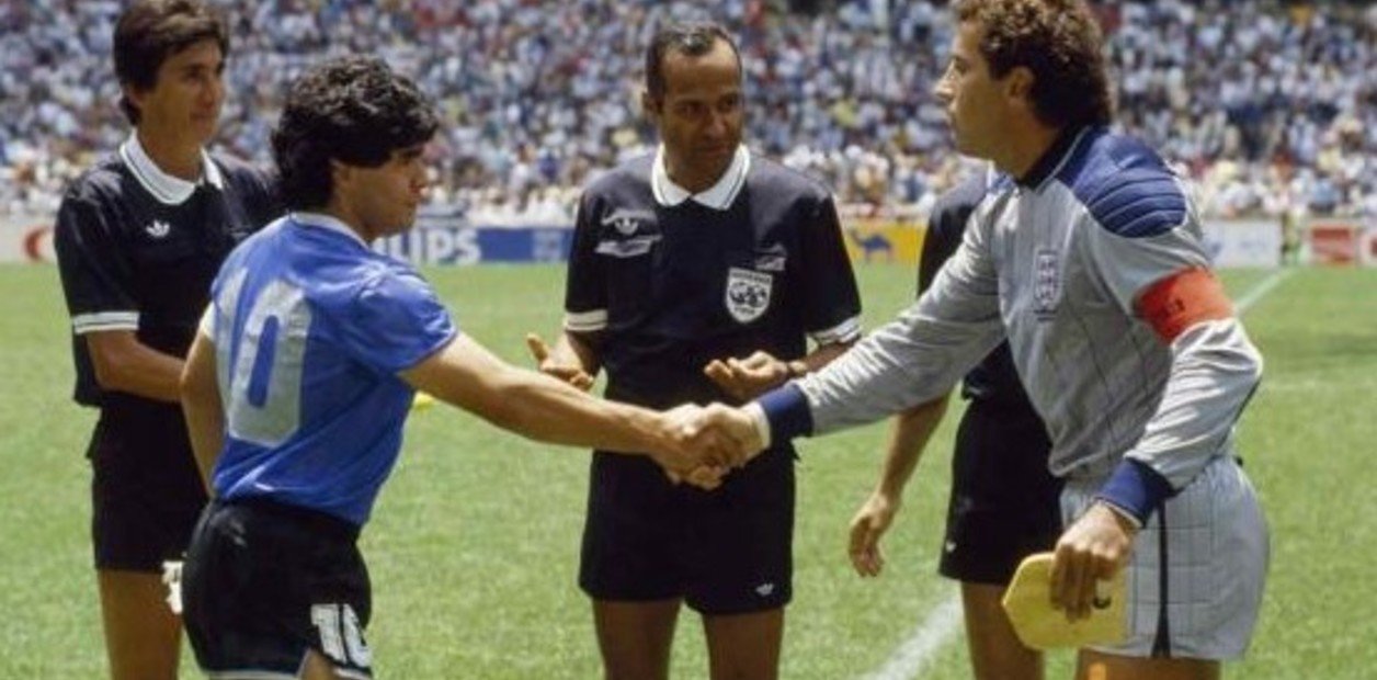 Subastan el buzo gris que usó Peter Shilton el día en que Diego Maradona inmortalizó “la mano de Dios” y dibujó el “gol del siglo”