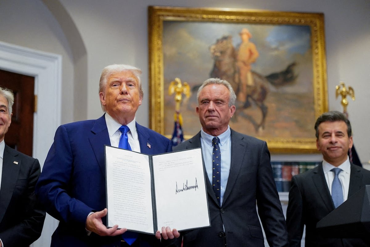 Trump insta a las farmacéuticas a bajar los precios de los medicamentos y subirlos en el extranjero para compensar las pérdidas | Internacional