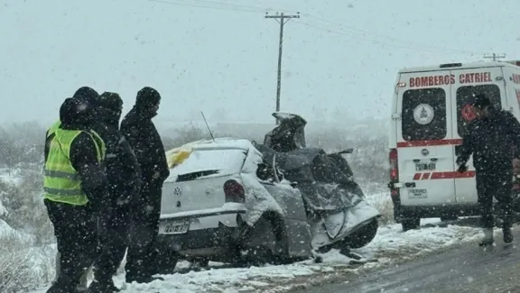 Un auto chocó de frente a un camión y murieron cuatro personas