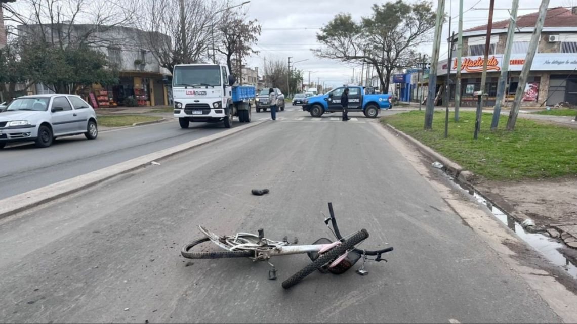 Un camión atropelló y mató a un ciclista en La Plata: el conductor se dio a la fuga