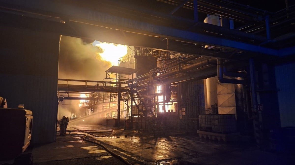 Un incendio en una empresa química del municipio zaragozano de Zuera obliga a confinar a la población por riesgo tóxico | España