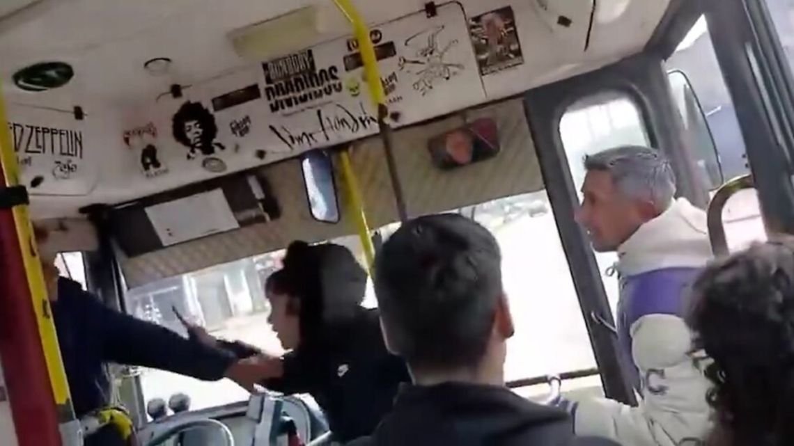 Una mujer amenazó a cuchillazos a un colectivero porque no la dejó viajar gratis