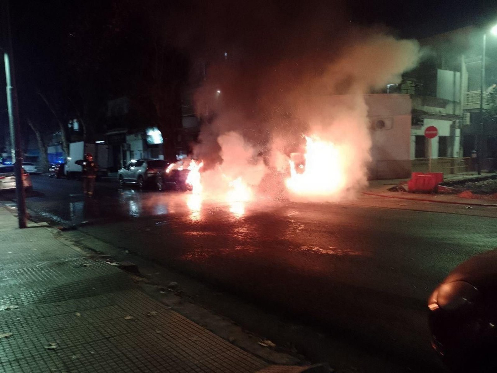 “Vino a contramano, bajó y prendió fuego todo”