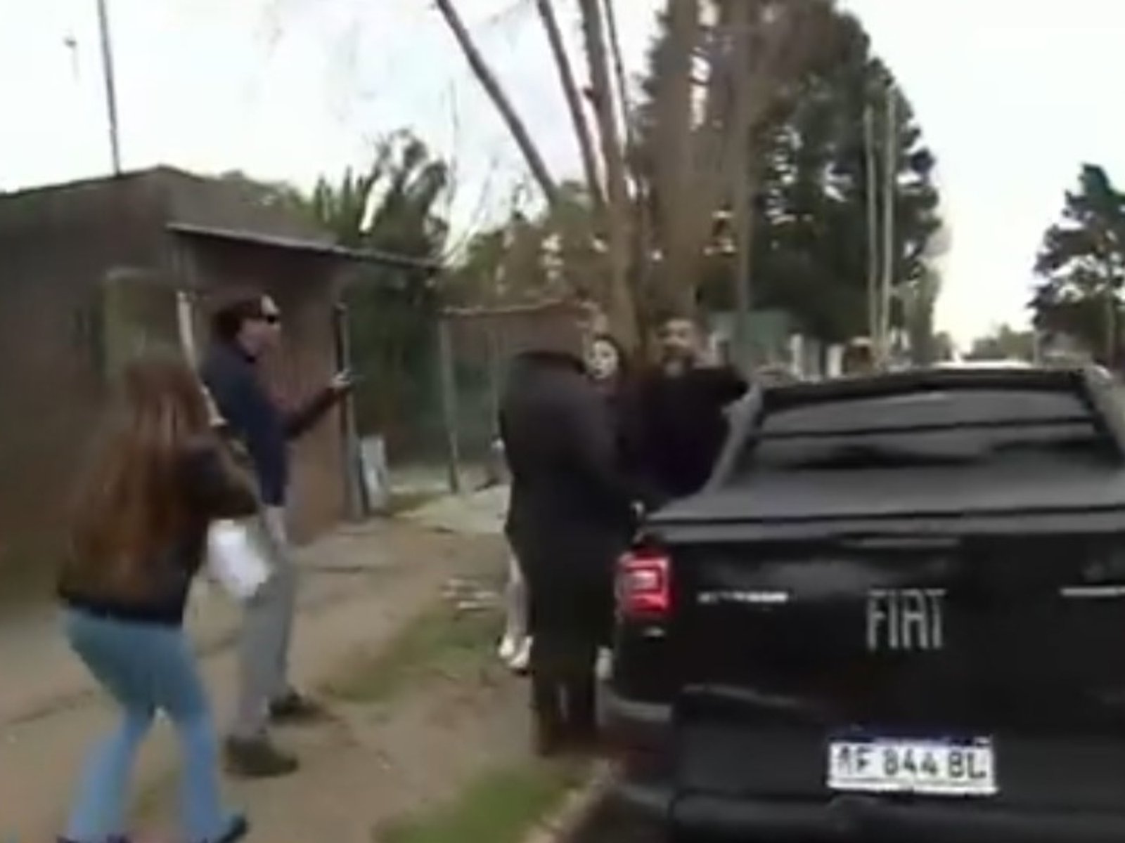 agredieron a un camarógrafo y atropellaron a otra persona mientras escapaban