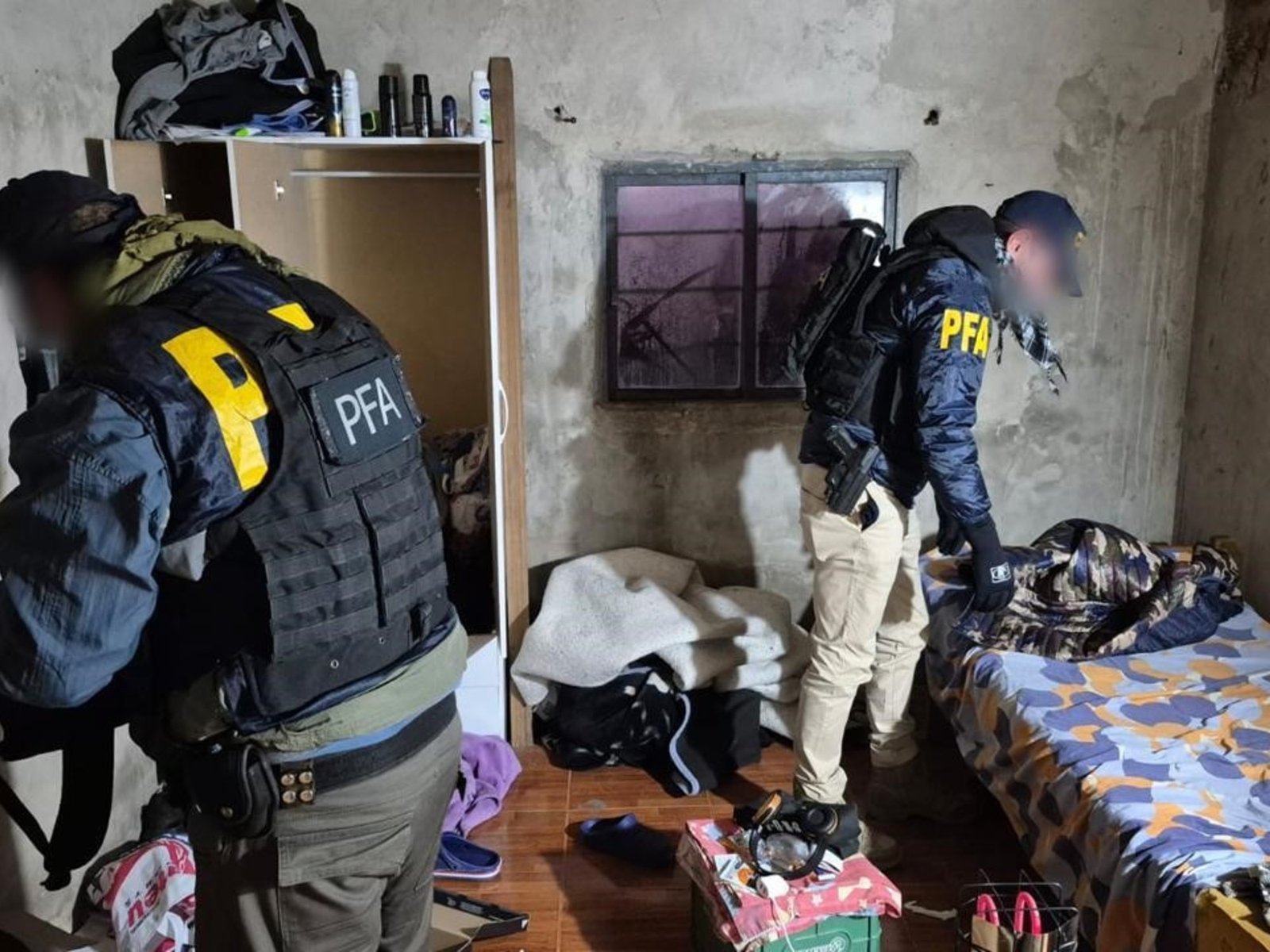 alertados por el FBI, la Policía Federal allanó dos domicilios en busca de un joven que se habría contactado con ISIS