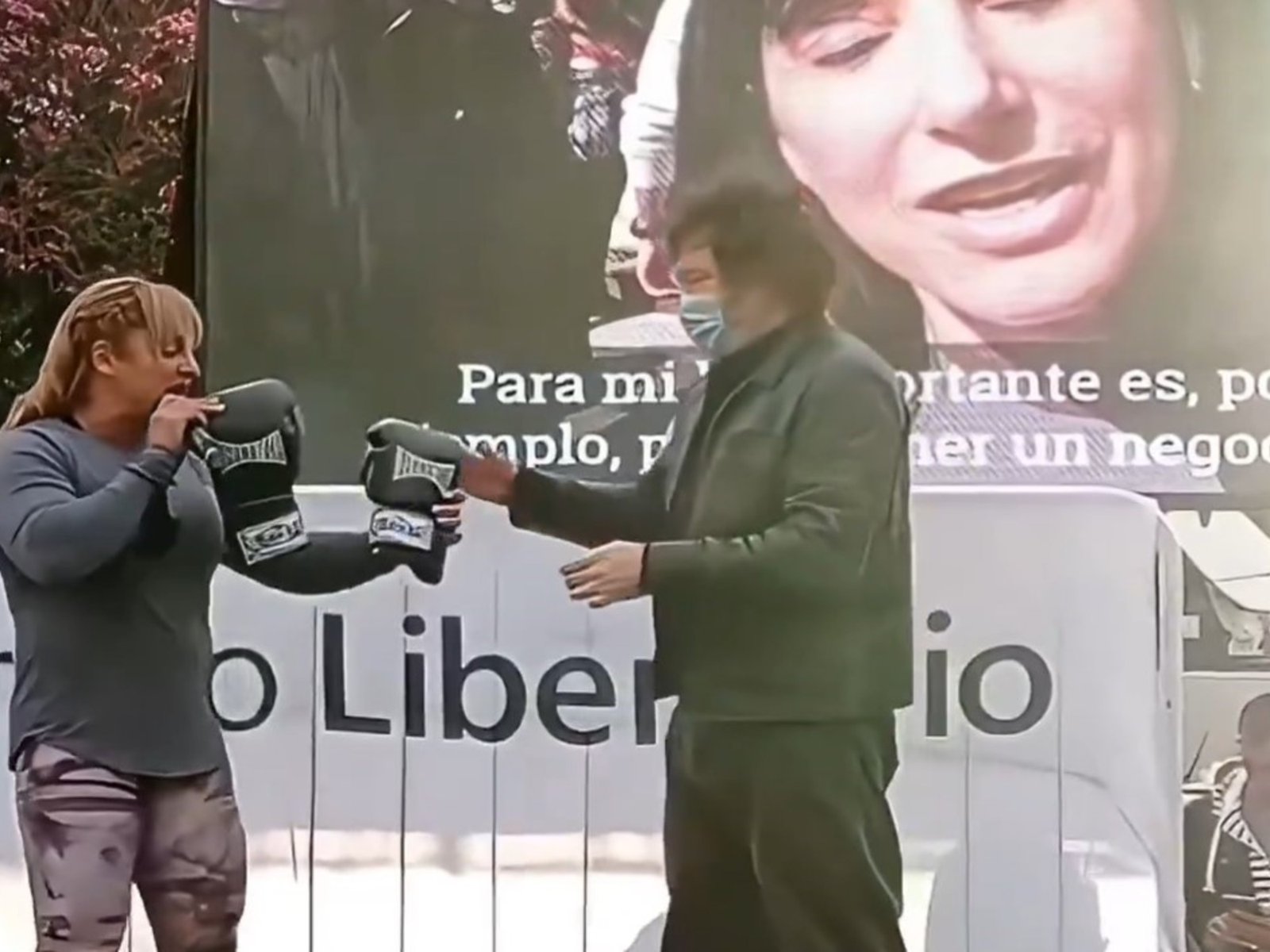 el día que apoyó a Javier Milei, predijo que sería presidente y le regaló un par de guantes