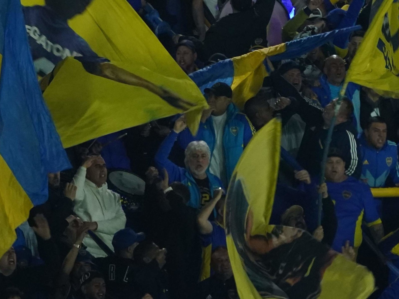 el líder de la barra de Boca estuvo en la presentación de Leandro Paredes