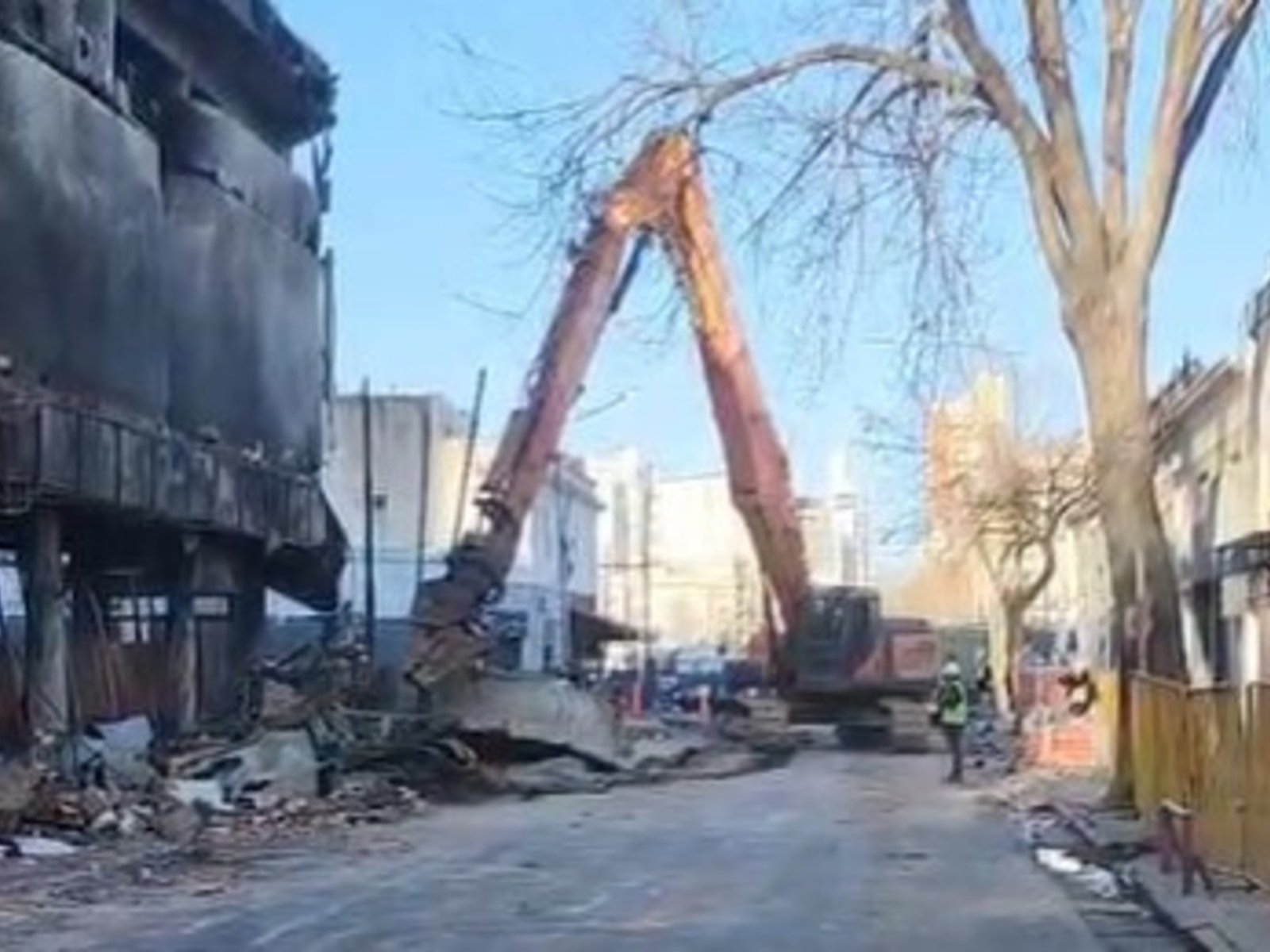 empiezan a demoler el depósito que se incendió hace dos semanas y era un peligro para los vecinos