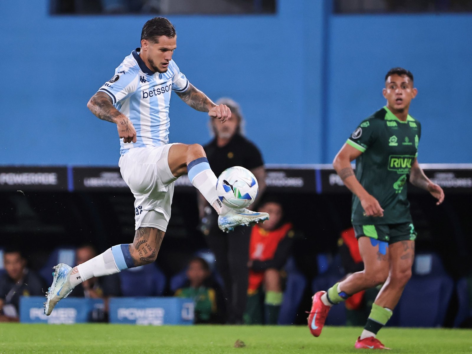 está desgarrado y no llega para jugar con Racing la Copa Libertadores