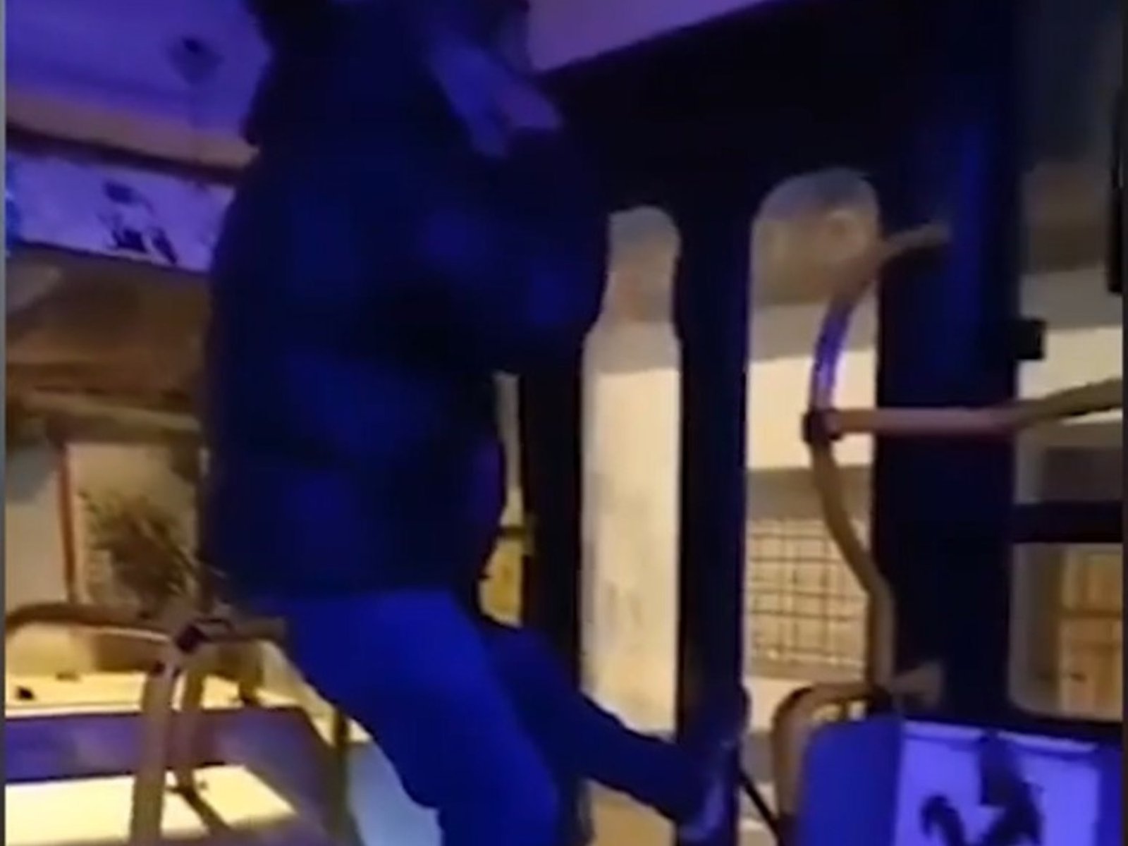 la furia de un pasajero al que hicieron bajar de un colectivo por no pagar el boleto