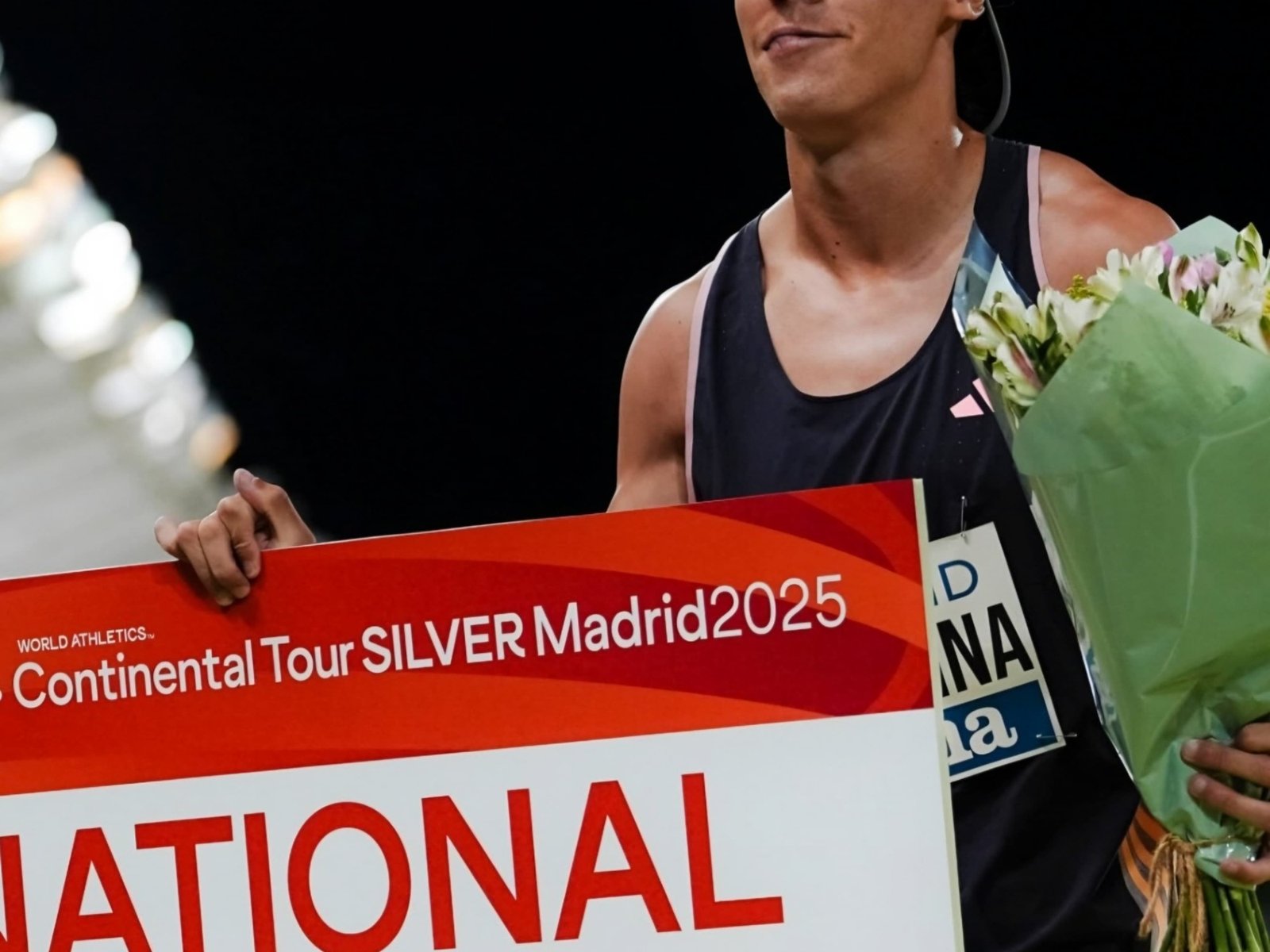 le ganó al dueño del récord mundial de los 400 metros, bajó otra vez los 45 segundos y logró otra plusmarca nacional