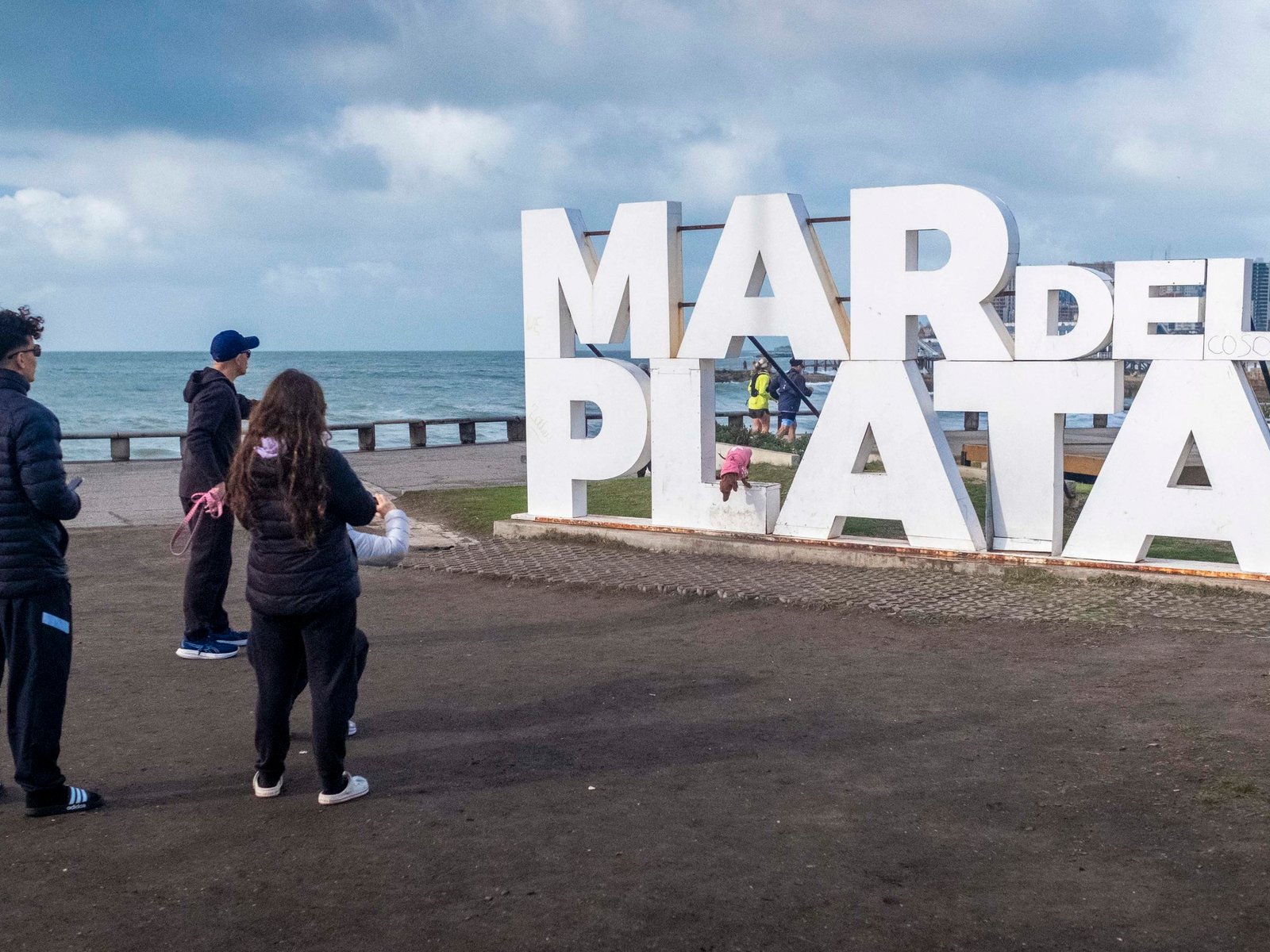 pocos turistas y fuerte caída del consumo