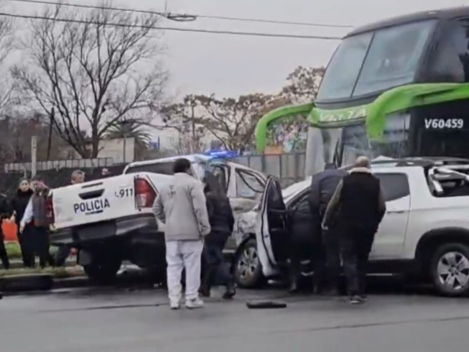 robó un patrullero, escapó a contramano y chocó con una camioneta y un micro de larga distancia