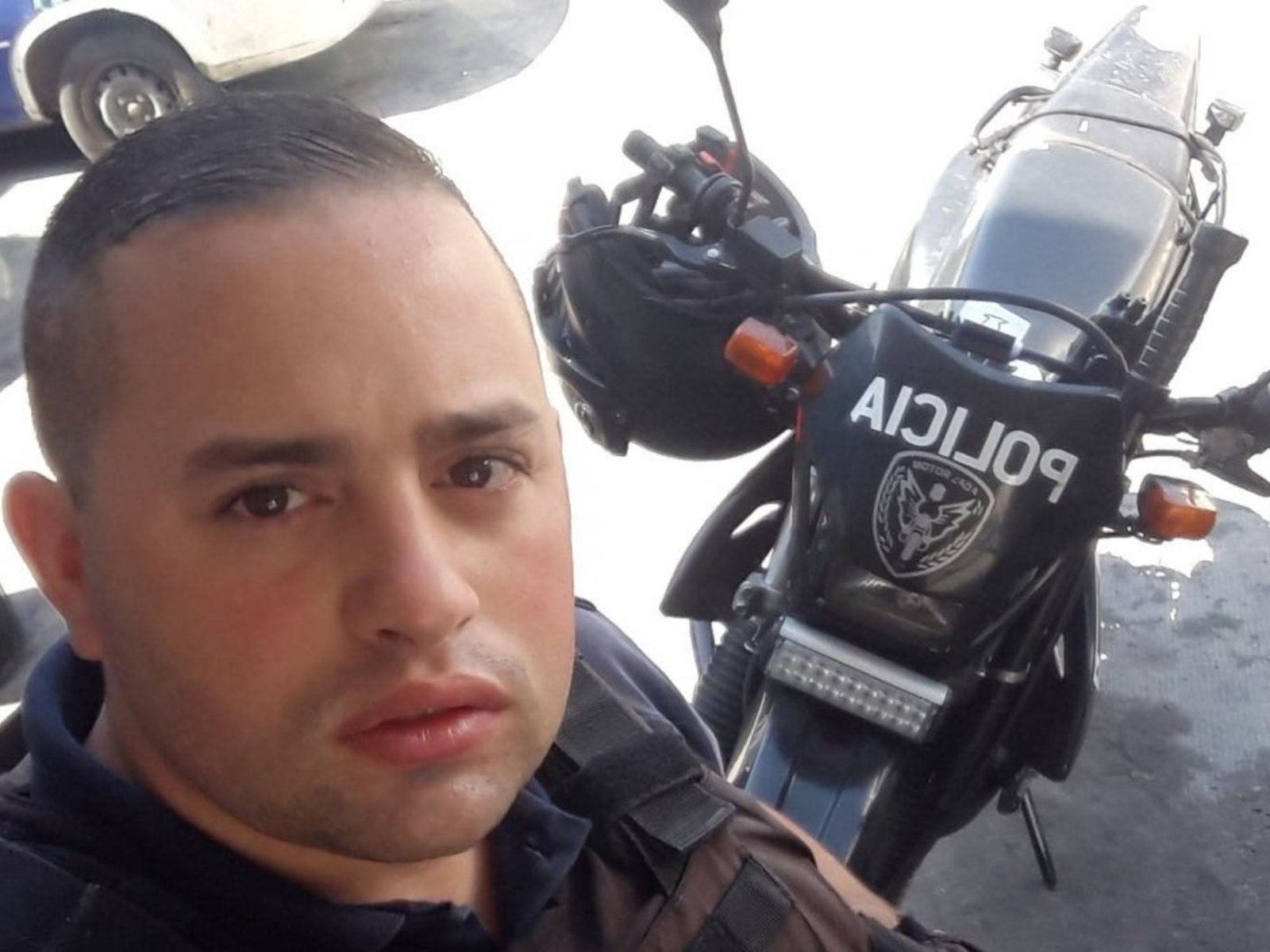 un policía baleado en la cabeza