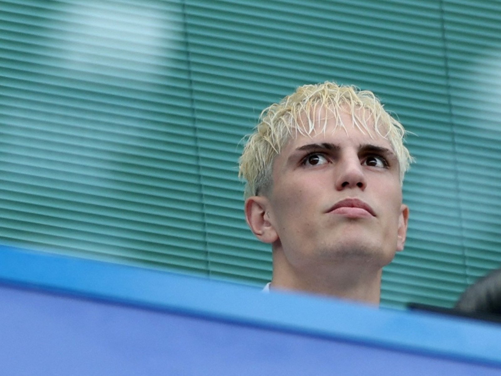 Alejandro Garnacho se hizo presente en Stamford Bridge para alentar al Chelsea :: Olé