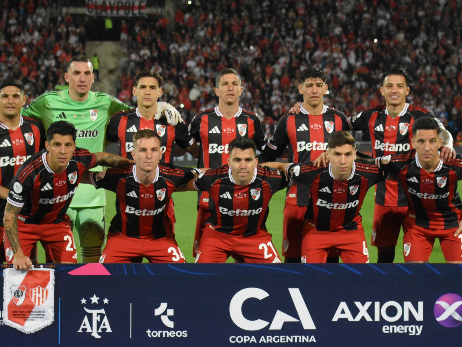 Armani cada vez más gigante y demasiados aplazos en el 11 que eligió Gallardo