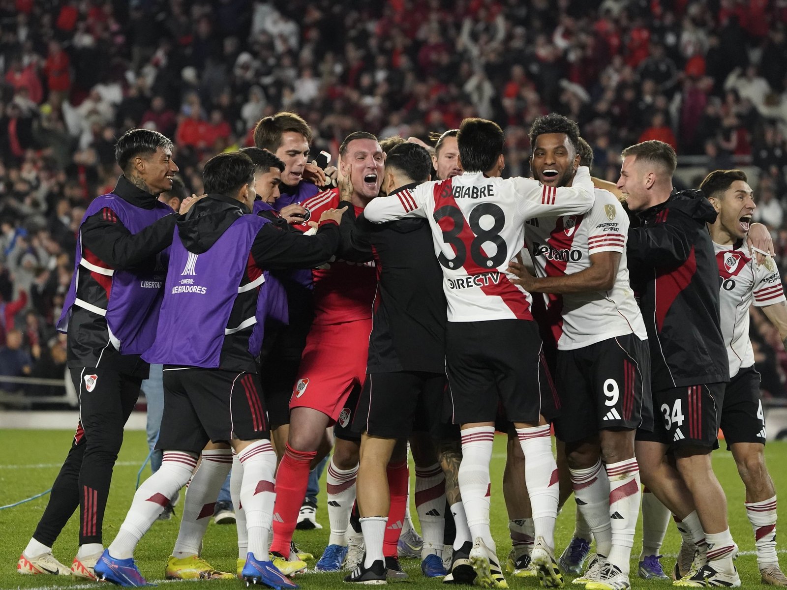 Armani fue otra vez el salvador del Millonario en una noche colmada de aplazos