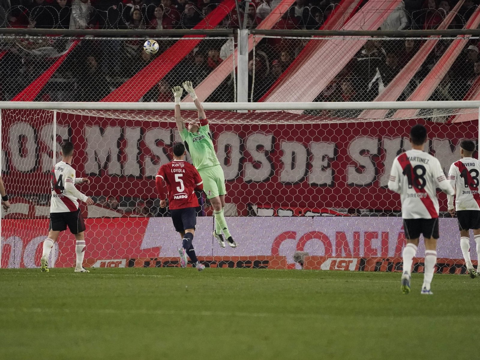 Armani volvió a ser la figura y salvó a su equipo en un clásico muy flojo