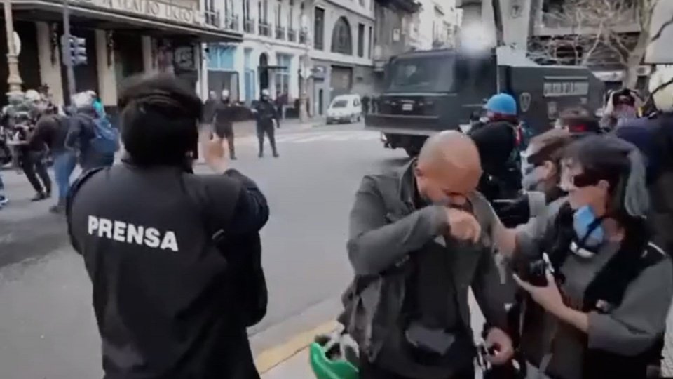 Así reprimía la policía a fotoperiodistas y manifestantes durante la marcha en defensa de los jubilados | Los videos de los ataques