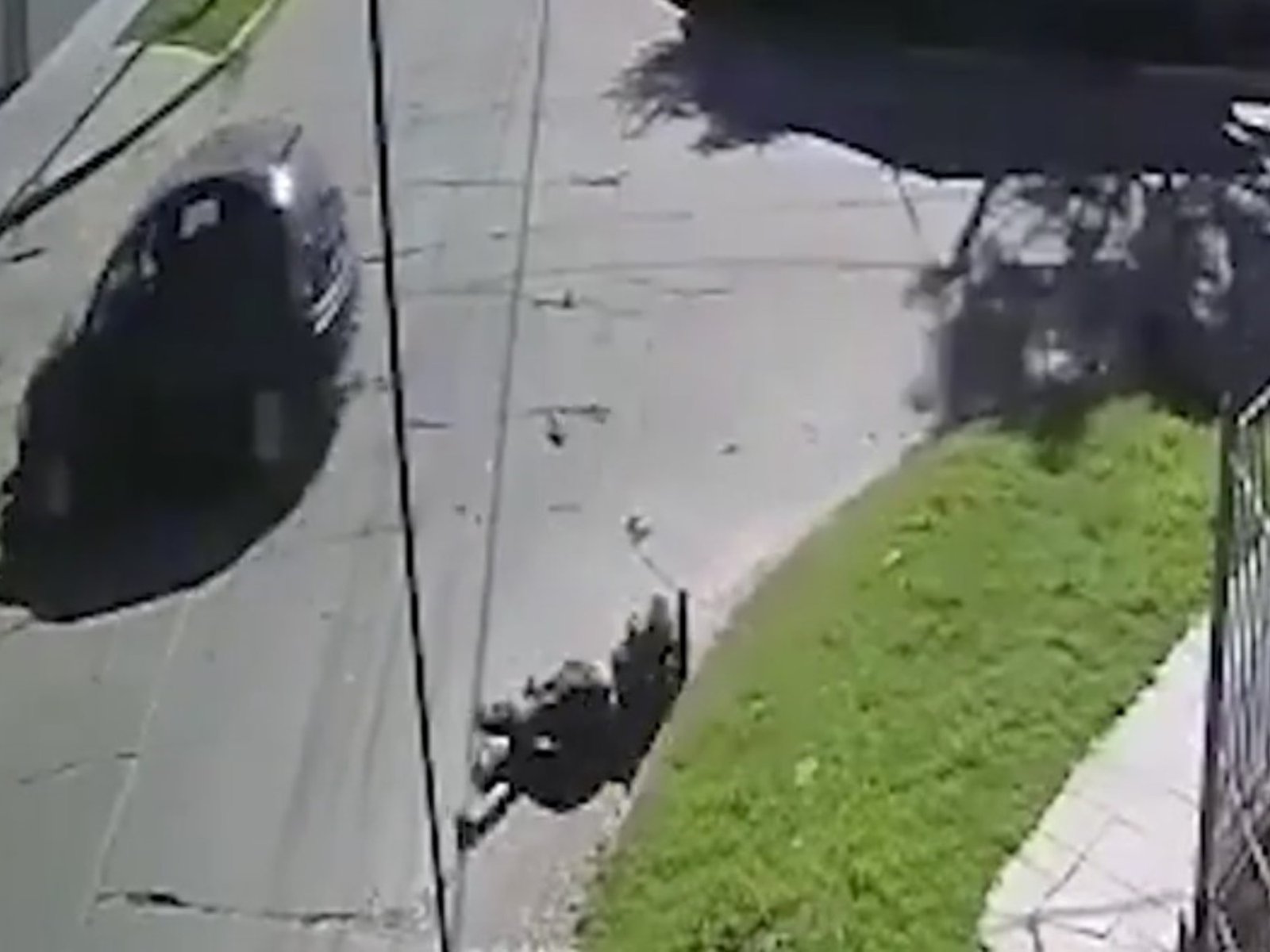 Atropelló a un ciclista en Banfield, lo hizo volar por el aire y lo abandonó: los videos que lo incriminan