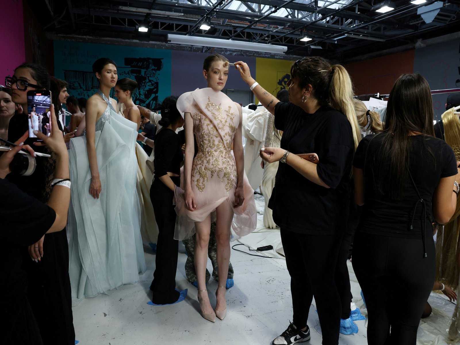 Backstage de un desfile, el caos invisible que hace brillar la pasarela