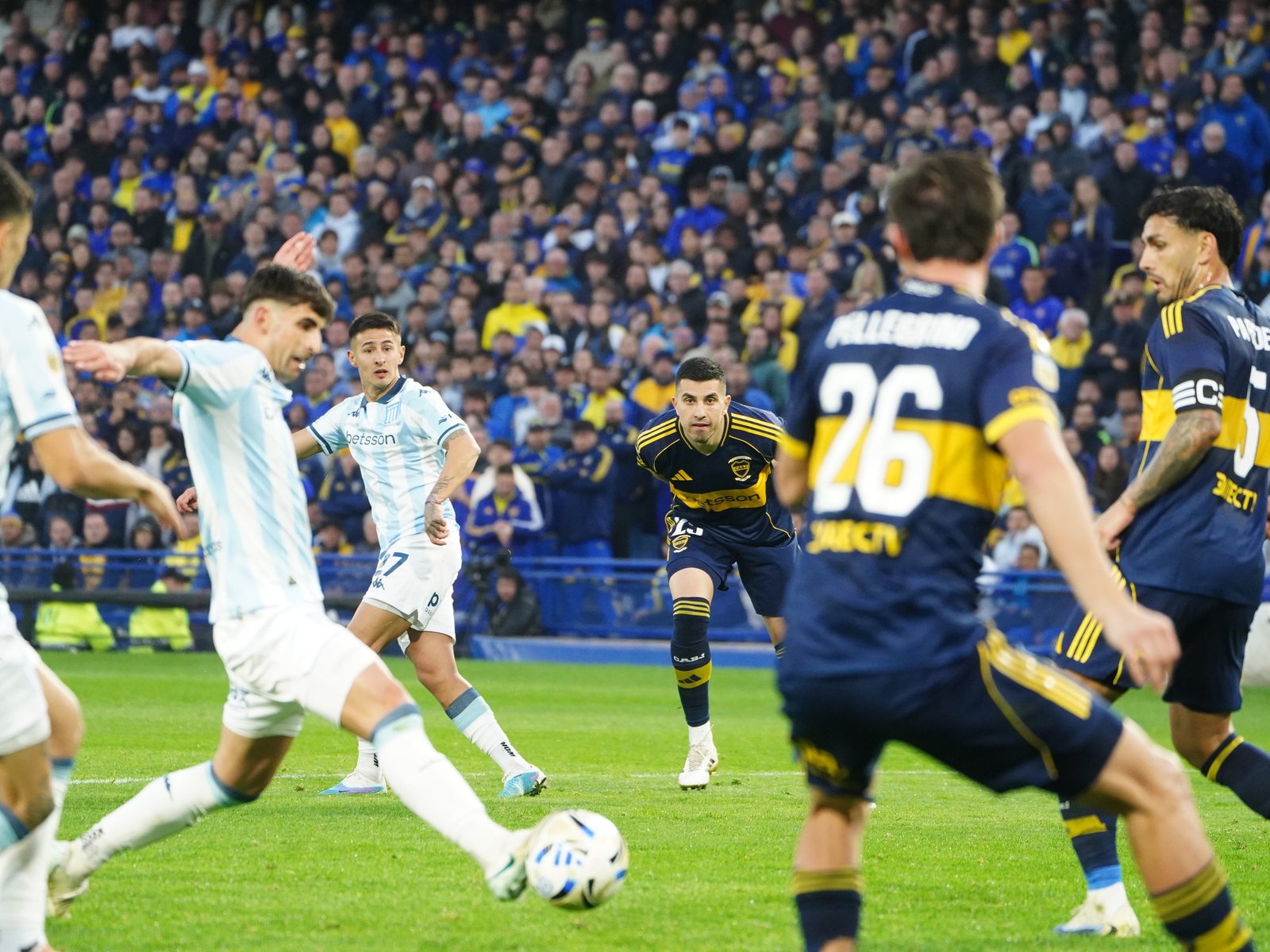 Boca, con amor propio y no mucho más, evitó una costosa derrota ante un Racing que no lo liquidó y se fue con mucha bronca por el arbitraje
