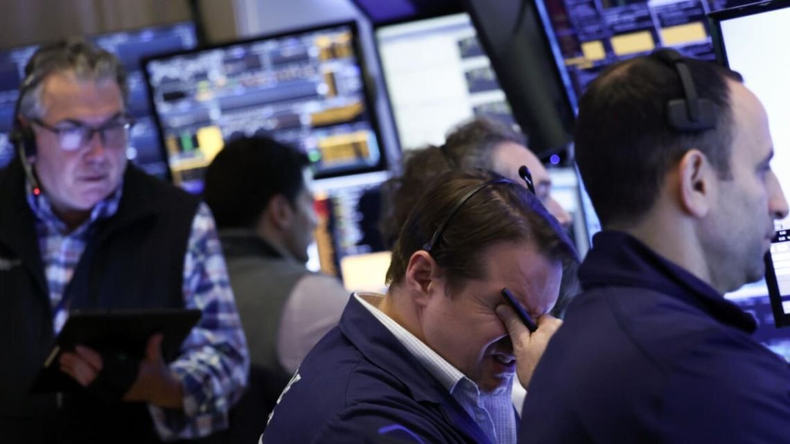 Bonos y acciones argentinas se derrumban arrastrados por la caída de los mercados mundiales