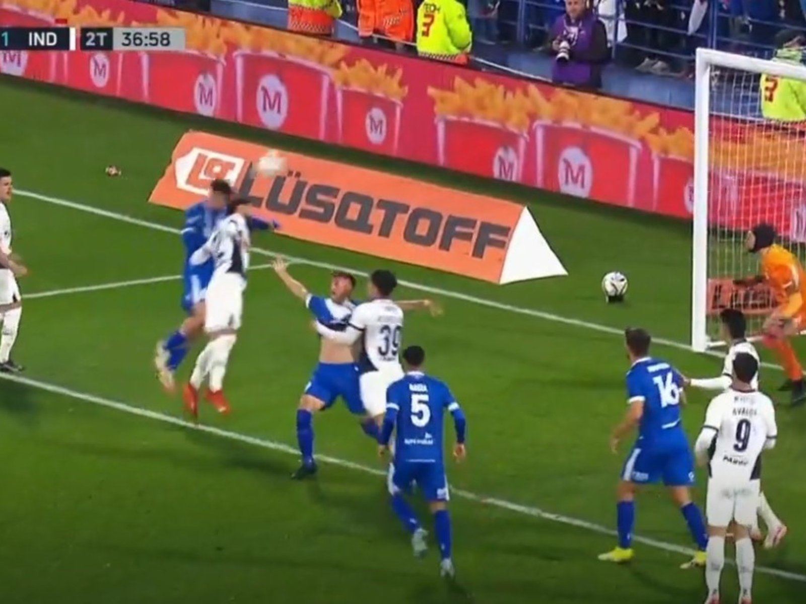 Cambio de tendencia: otro penal por agarrón en Vélez-Independiente :: Olé