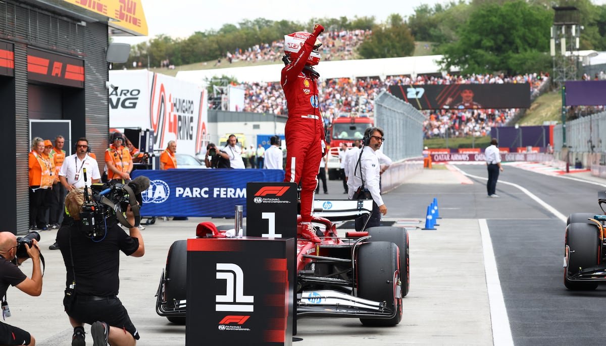Charles Leclerc celebra la primera posición tras la pole este sábado.