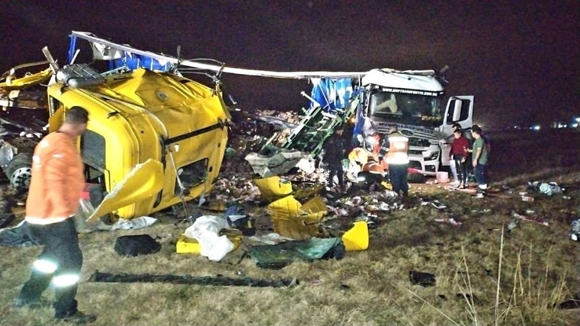 Chocaron dos camiones en la autopista que une Rosario y Córdoba