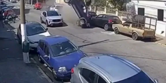 Choque múltiple en São Paulo: Camioneta vuela un metro de altura e impacta a 10 vehículos