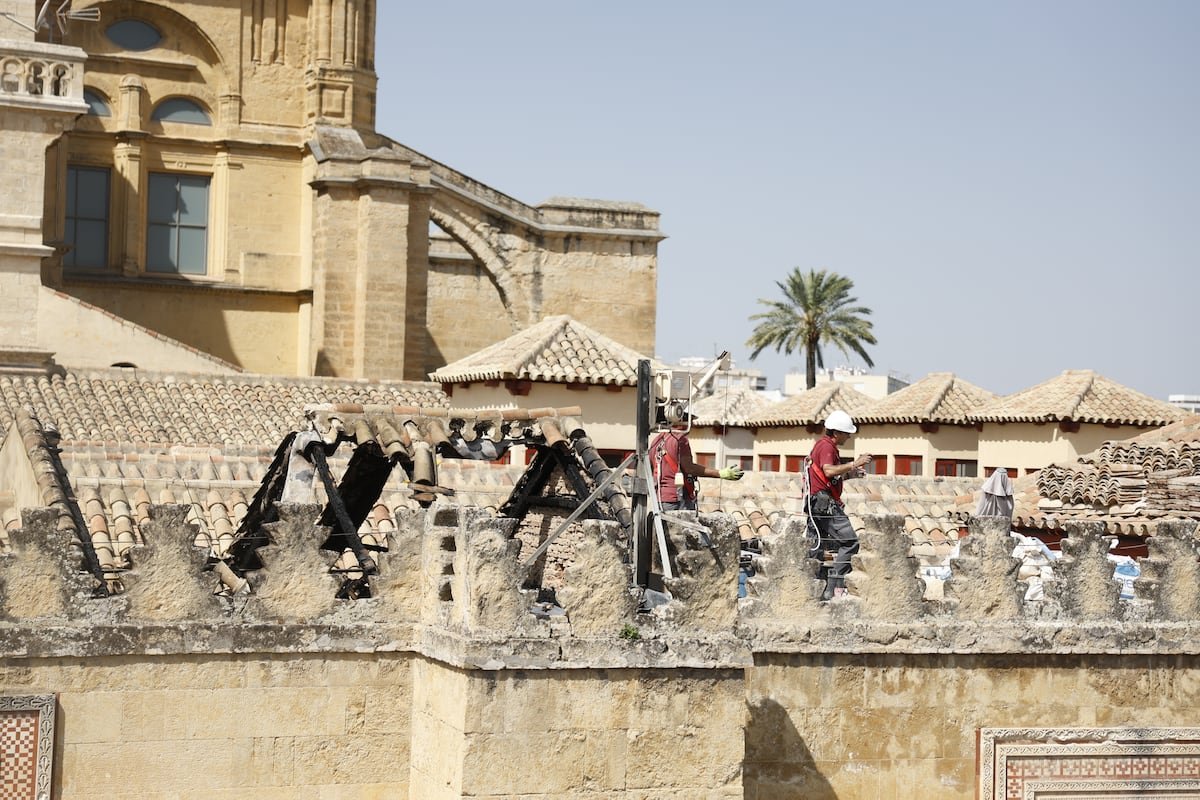 Colapsa el techo de una capilla de la zona donde se originó el incendio de la Mezquita de Córdoba | Cultura