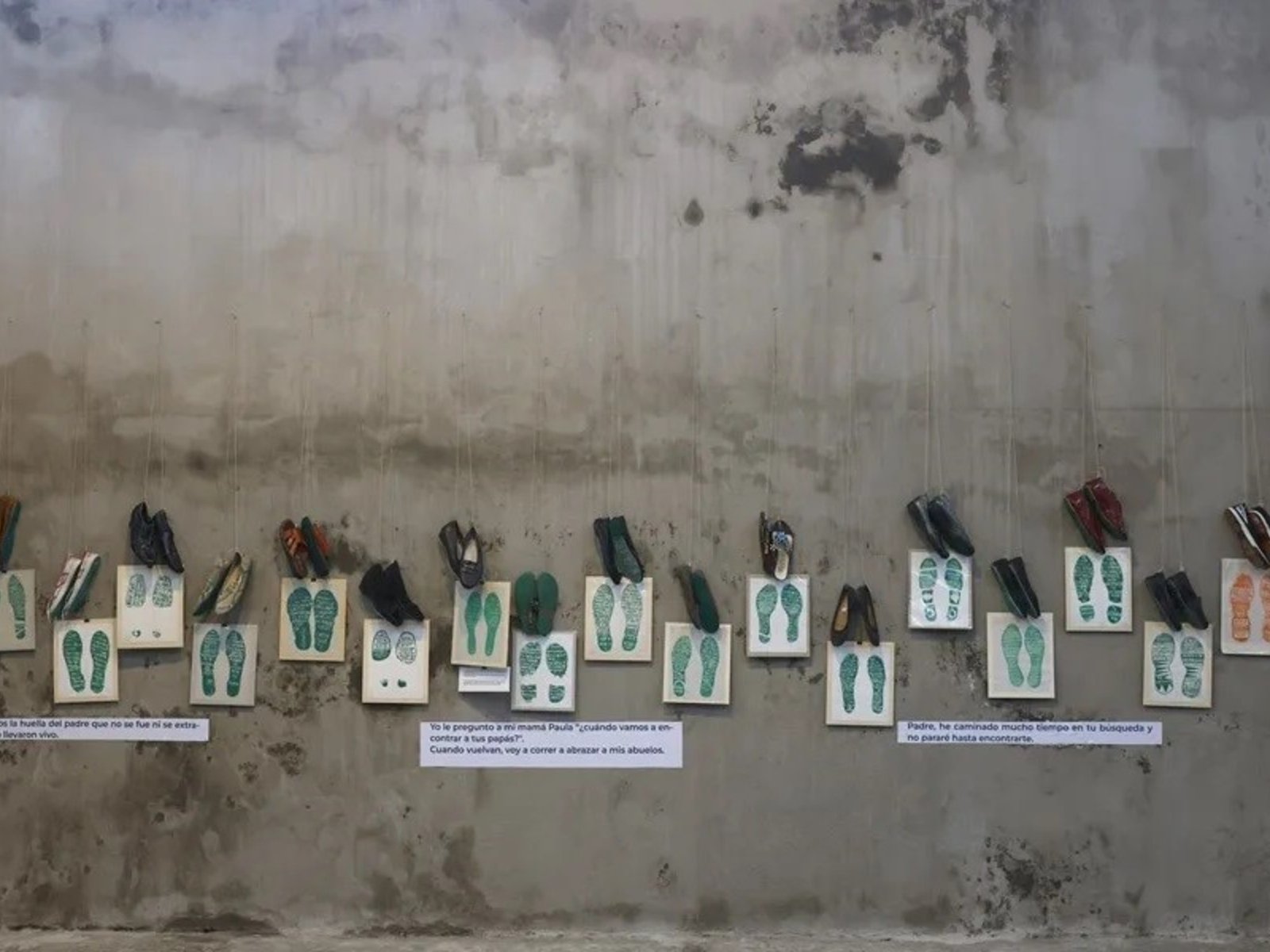 Con 150 pares de zapatos, una exposición visibiliza la crisis de desapariciones en México