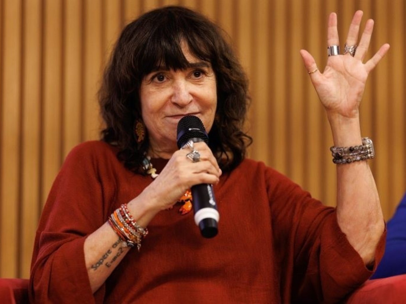 Con la IA “estamos construyendo un Dios indiferente” e inhumano, dice Rosa Montero