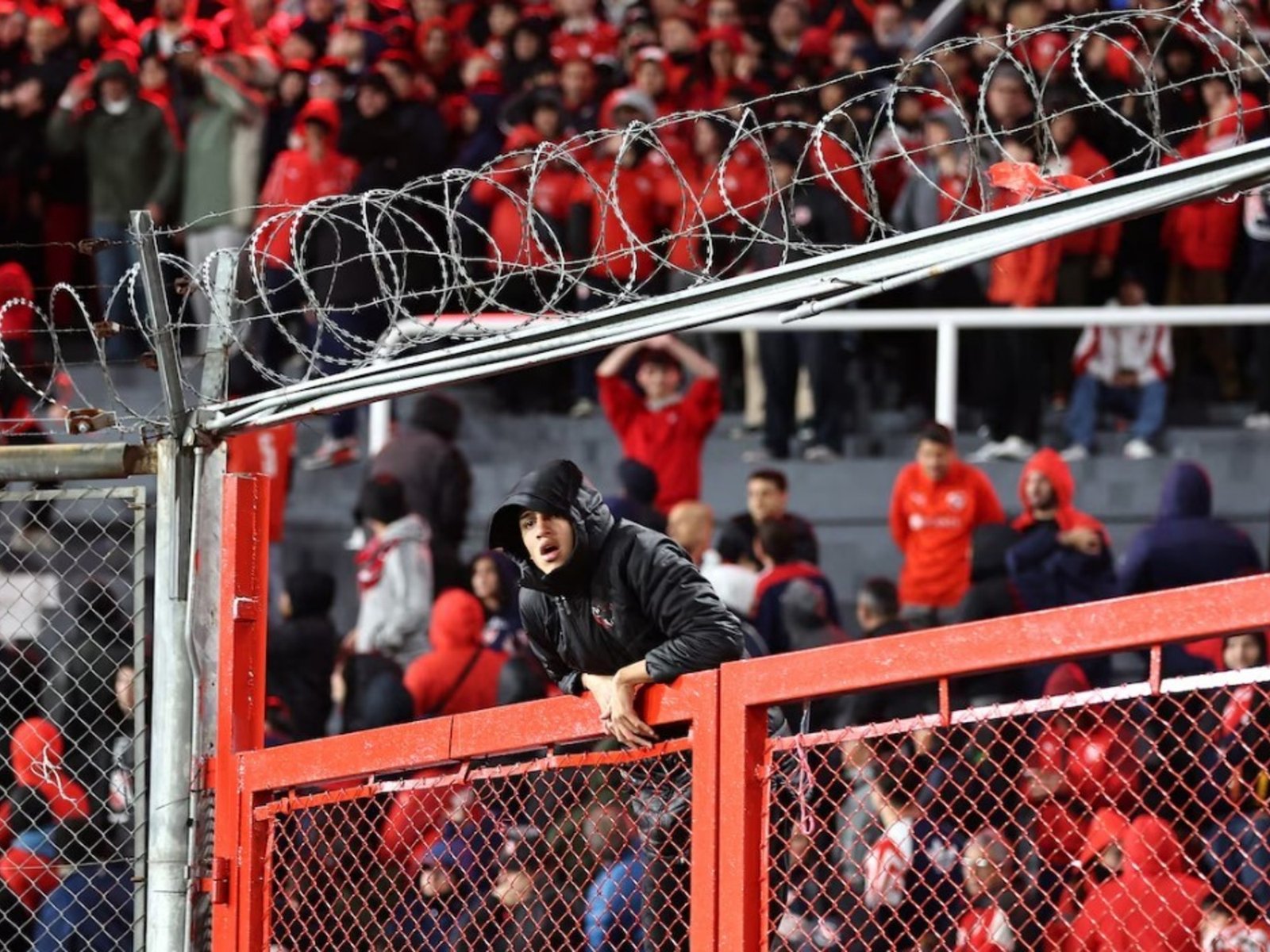Conmebol abrió un expediente disciplinario tras los incidentes en la cancha de Independiente y el club ahora tiene cinco días para hacer su descargo