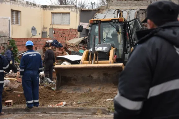 Demolieron el aguantadero de conocidos malvivientes en barrio Ceferino
