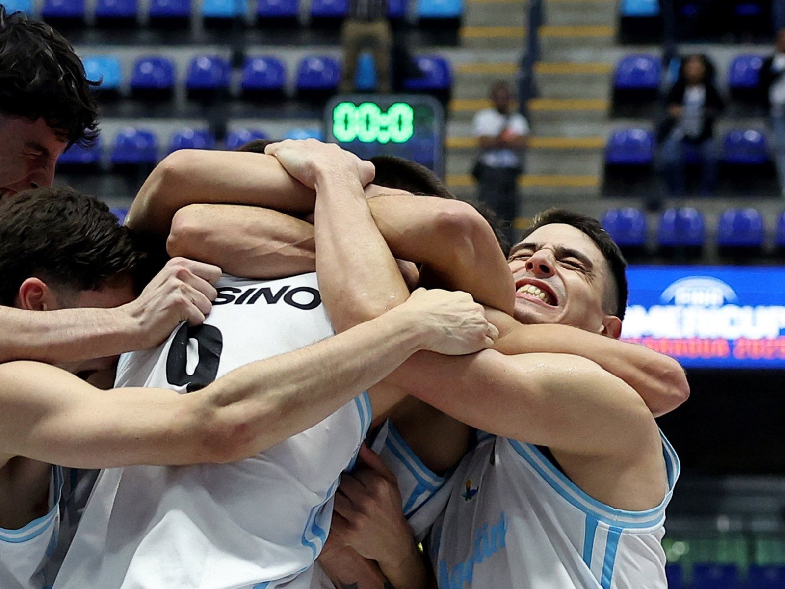 Después del escándalo, la Selección Argentina de básquet le ganó a Colombia sobre la campana y se metió en cuartos de la Americup