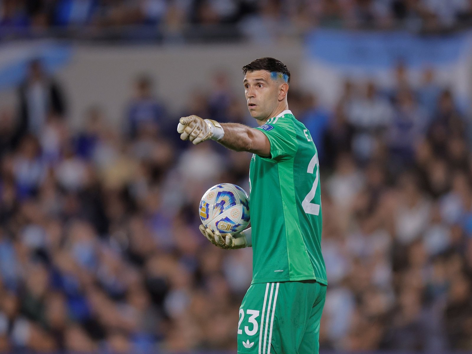 Dibu Martínez, entre los 10 candidatos al premio Lev Yashin a mejor arquero pero ya no es el máximo favorito
