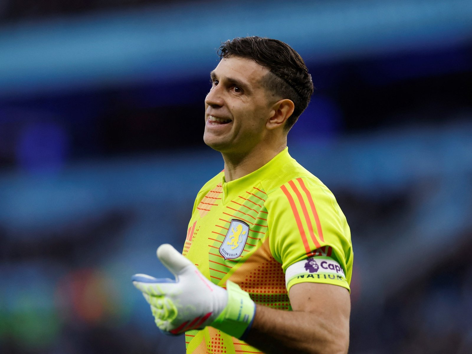 Dibu Martínez no fue ni al banco y se despide sin jugar del Aston Villa rumbo al Manchester United: el 'trueque' que resolvió su salida