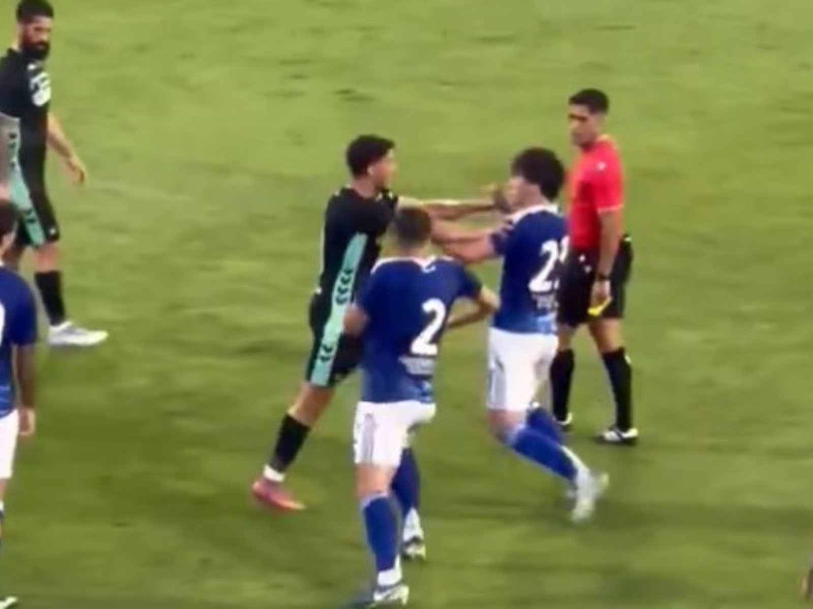 El argentino Máximo Perrone, a las piñas en un amistoso del Como de Italia contra el Betis de España